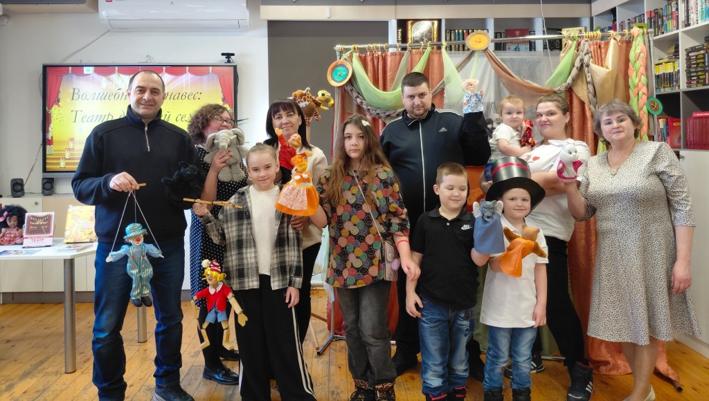 «Волшебный занавес: театр для всей семьи», познавательно-развлекательная программа